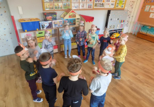 Dzieci tańczą przy piosenkach o misiach.